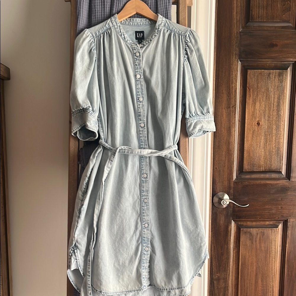 Women’s Gap button up dress size medium. EUC.